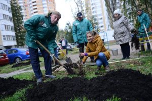 28 апреля 2016 года. Жители «Татьяниного парка» вместе с компанией-застройщиком выбрали и посадили деревья в развивающемся микрорайоне. Фото: архив, "Вечерняя Москва".
